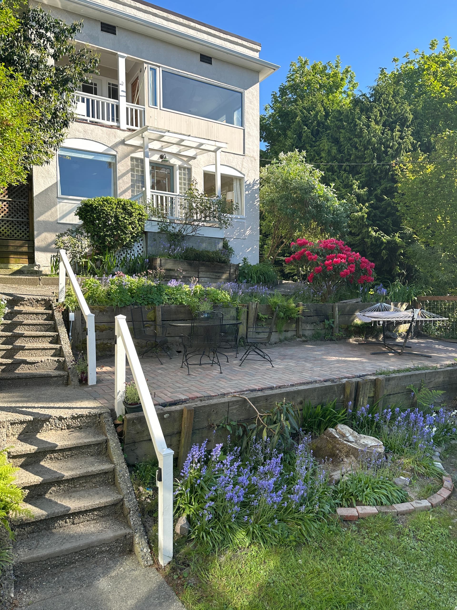 Garden and exterior of The Alki Retreat